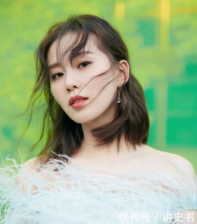 气质■奔四的女人别再留黑长直了,今年流行这4款卷发,显年轻又气质