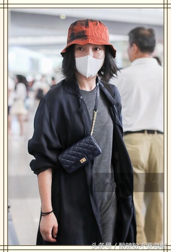 周迅这裙子是有多瘦?一走路腿上褶皱逼死强迫症，还是换回裤子吧