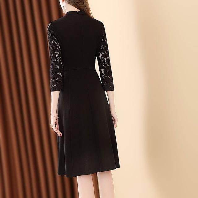 太美了，这款秋裙刚上市，57岁妈妈一下买5件，高贵洋气又美嫩