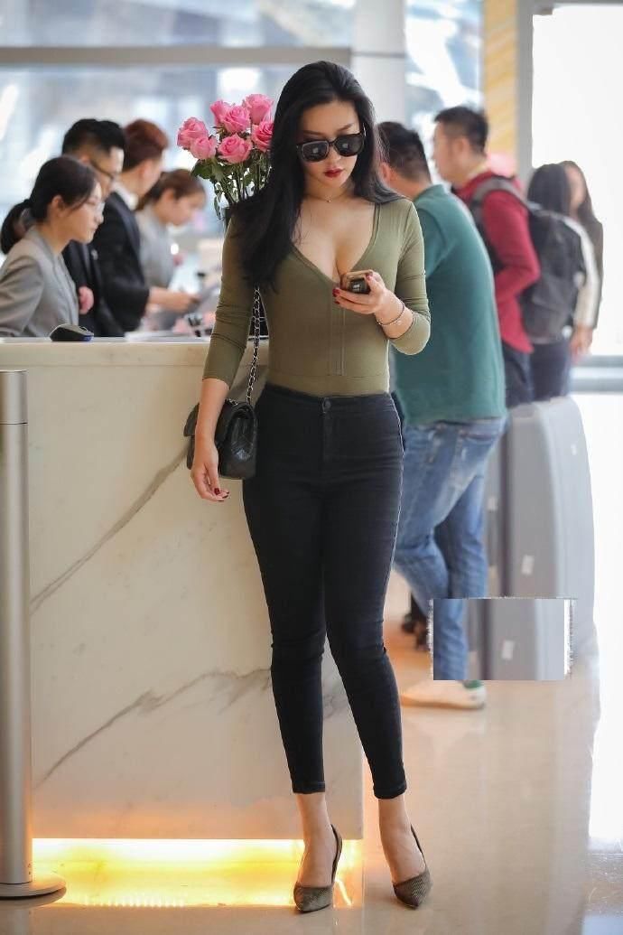 身材超正少妇街拍:衣服都快被撑破了!哪个男的能禁得住其诱惑?