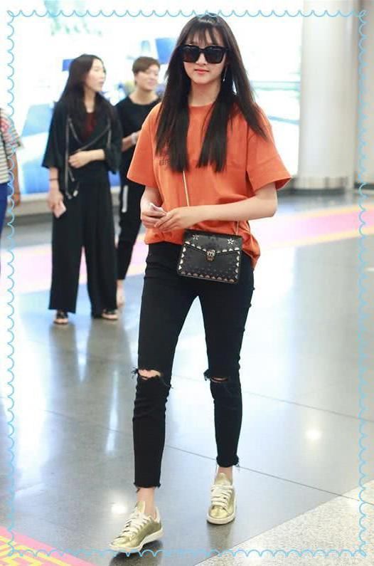 关晓彤胆真大！这么短的热裤也敢往身上穿，网友：难怪用上衣挡着