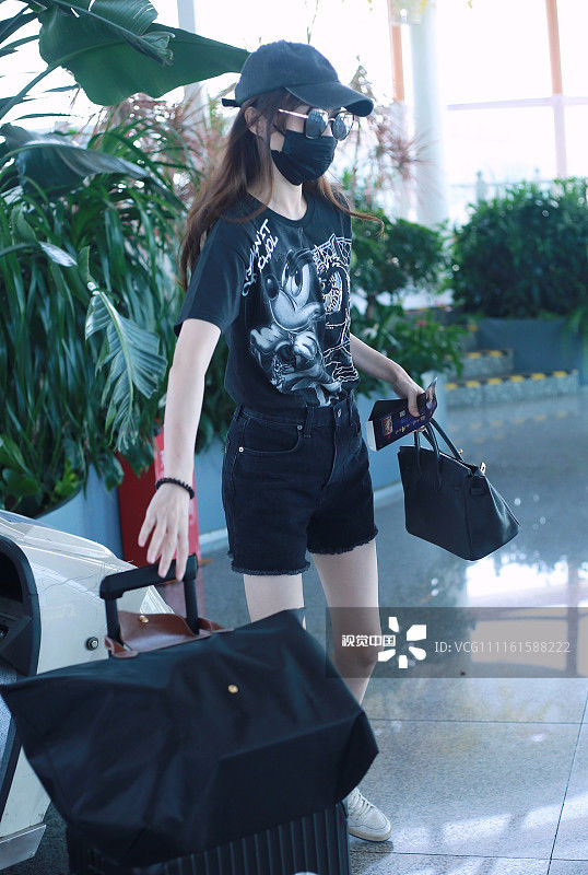 唐嫣最新机场秀穿了一身黑，网友:我要有这身材也天天这样穿!