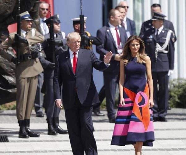 48岁美国“第一夫人”不服老，着装性感，吊带裙细高跟，气质迷人