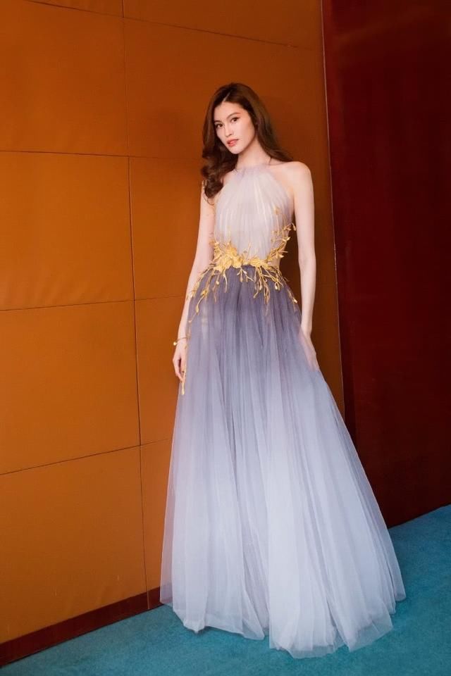 何穗穿抹胸裙现身，裙子太透里面都看到了，网友:超模就是敢穿!