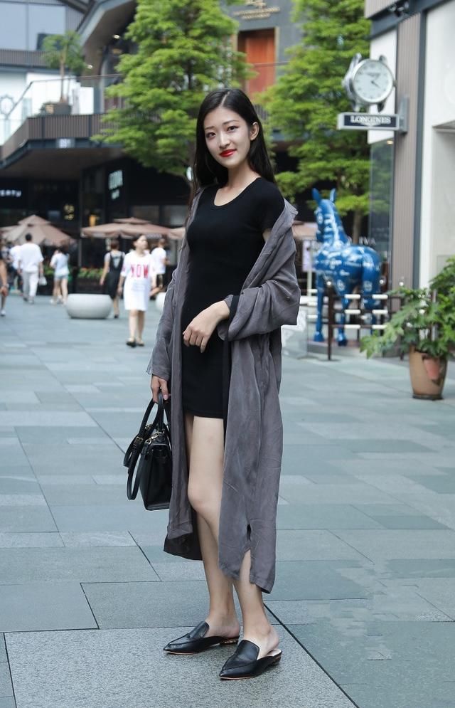 路人街拍，连衣裙这样搭很有气场，让你气场立马变大