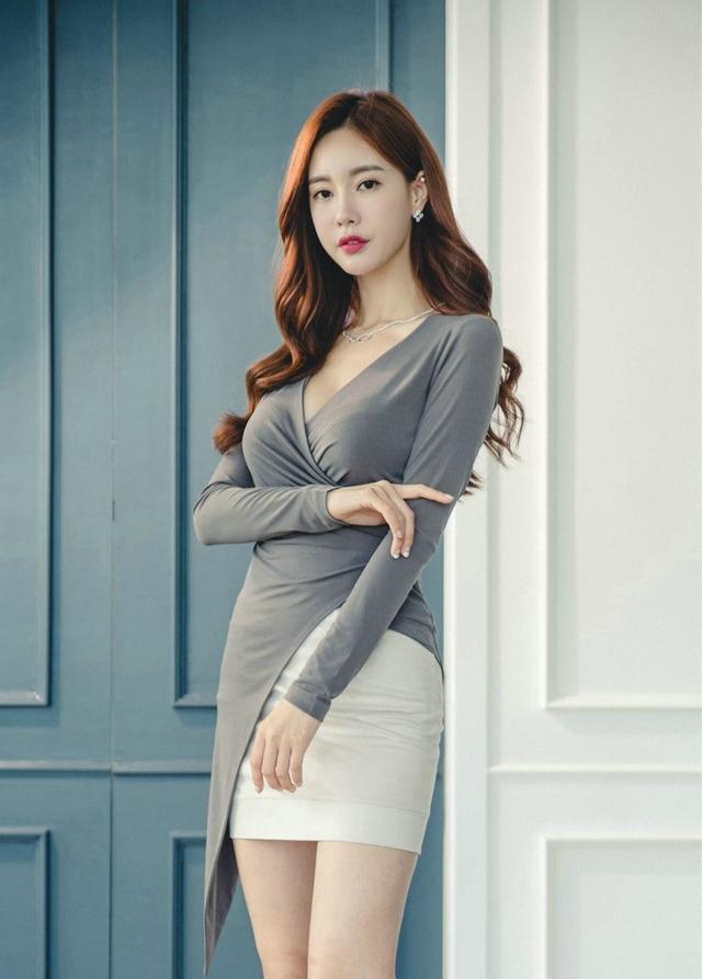 街拍：灰色的吊带背心, 小姐姐穿出了丛林精灵的感觉，有一种“反