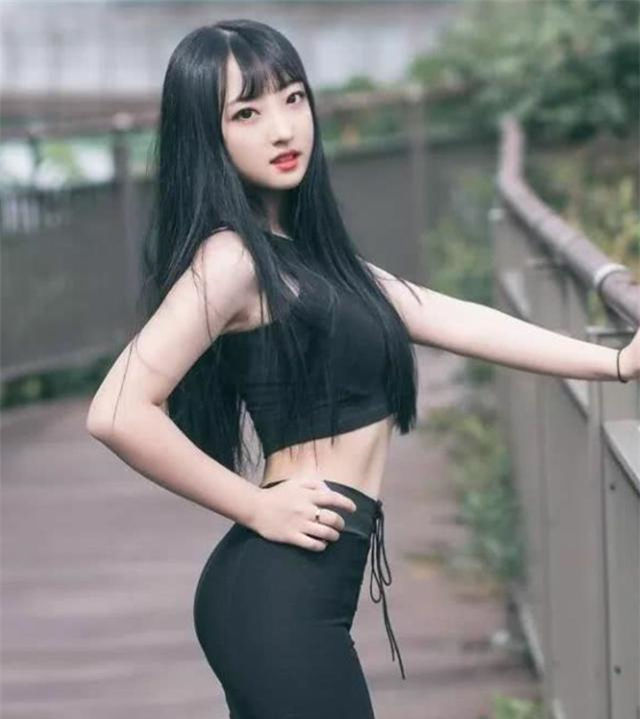  [美女]路人街拍,身姿摇曳的打底裤美女,散发出女神气场!