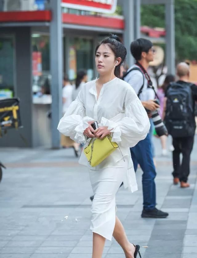  『显得』街拍:小姐姐一身黑色连衣裙温婉大方,搭配高跟鞋让气质显得迷人