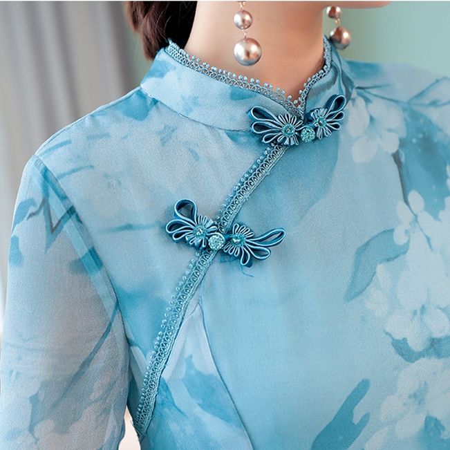 身材微胖的女人，穿一身旗袍，搭配高跟鞋，似露非露，美到极致