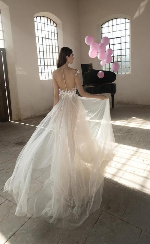 以色列美女时尚摄影大片，欧美超模演绎惊艳奢华婚纱礼服令人惊艳