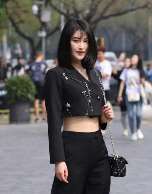  『休闲裤』街拍：眉清目秀的美女，一件黑色上衣配黑色休闲裤，时尚帅气十足
