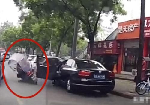  电动车车主|开车门撞上电动车，车主下车心疼车门，对电动车主一眼不瞧
