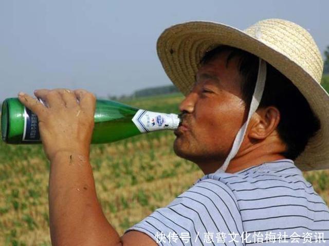 80年代的农村，一个空啤酒瓶能卖5毛钱，为何如今白送都没人要