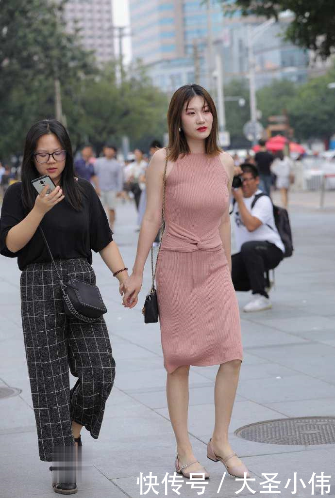  「美女」街拍美女：美女穿中短的裙身起来端庄优雅，同时也不缺少女人味！