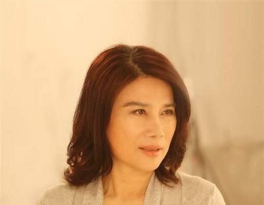  「中年」女人过了中年,少穿打底裤吧!瞧,董明珠这么穿,太气质