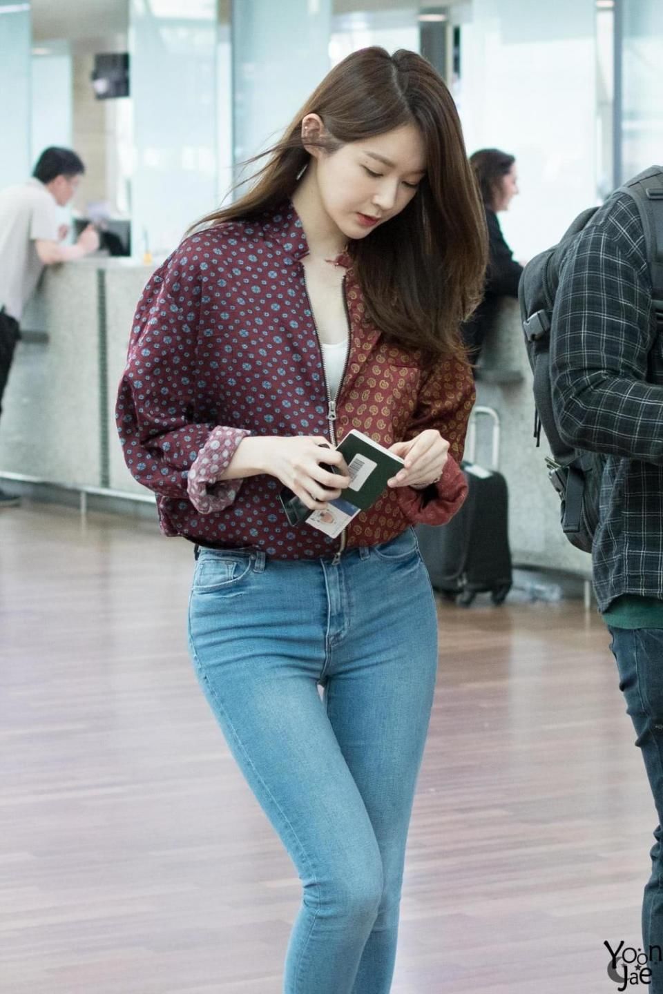 街拍:夏天就是看美女时候，下面穿紧身牛仔裤的小姐姐你喜欢哪个