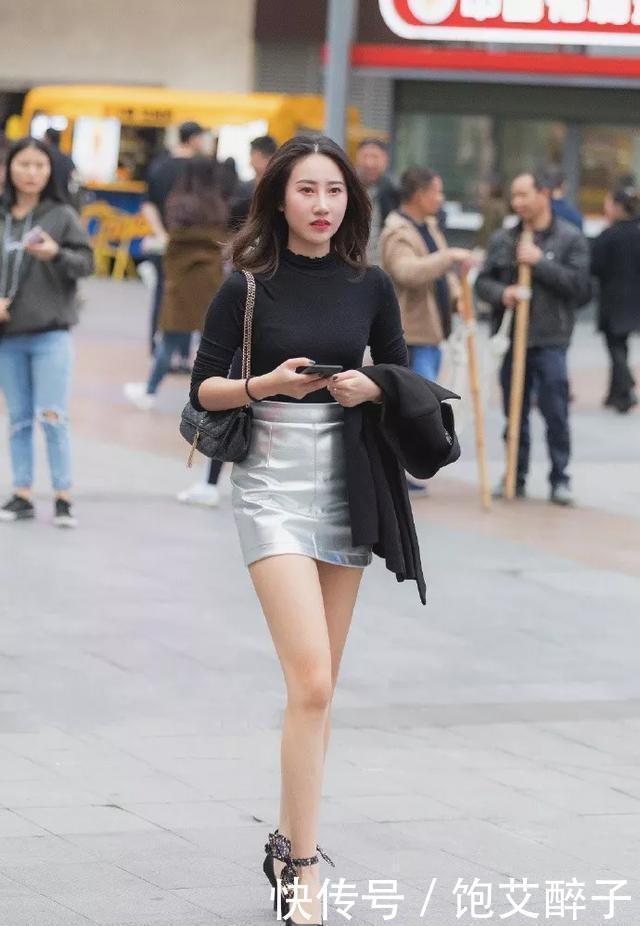 身上穿着一|脚上踩着一双尖头的高跟鞋,在脚踝带有绑带的设计走路都充满魅力