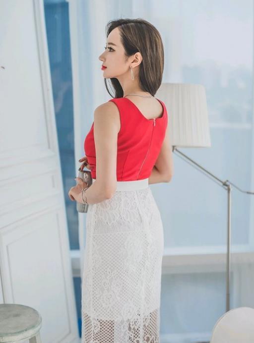 白色|李妍静,一件红色短袖配白色半身裙
