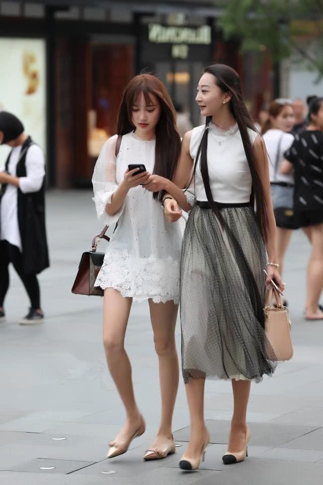 街拍：穿着明艳傲人的小姐姐，性感妩媚娇柔清爽！