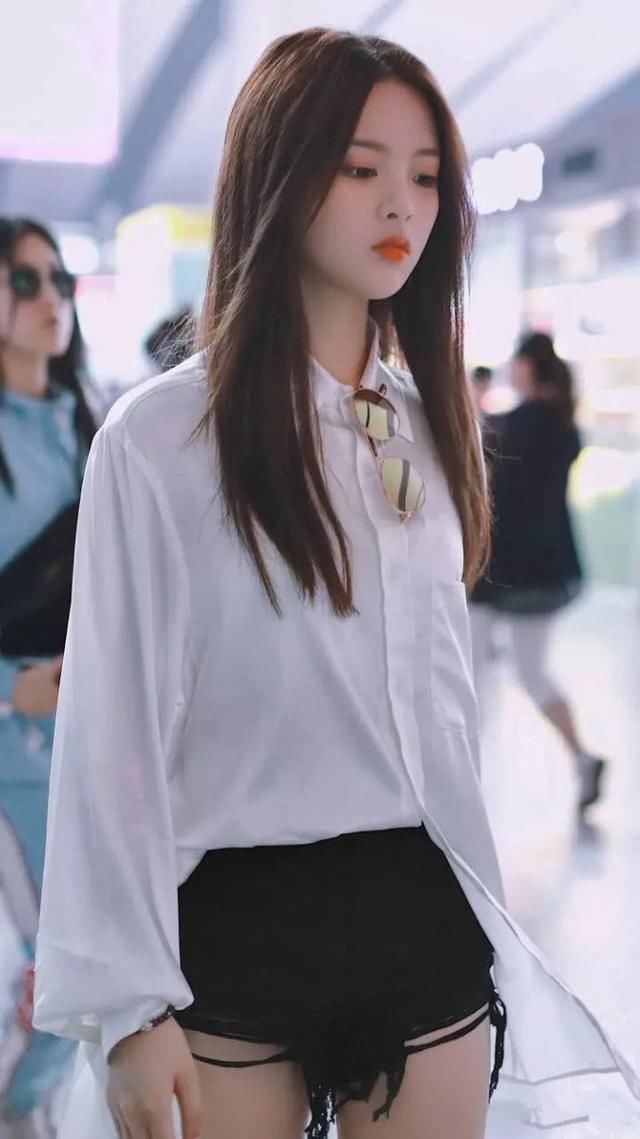 杨超越太猛了！浑身上下只穿一件白T就出门，而且只能到大腿根！