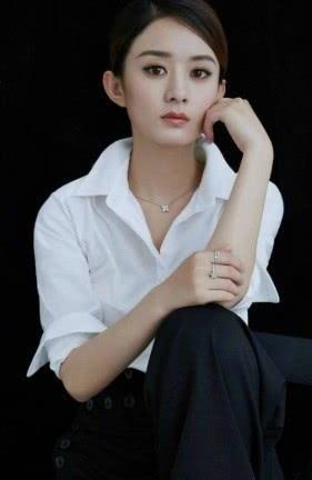 赵丽颖这裤子太有个性了,一块布上就有6颗纽扣,要当扣子达人?