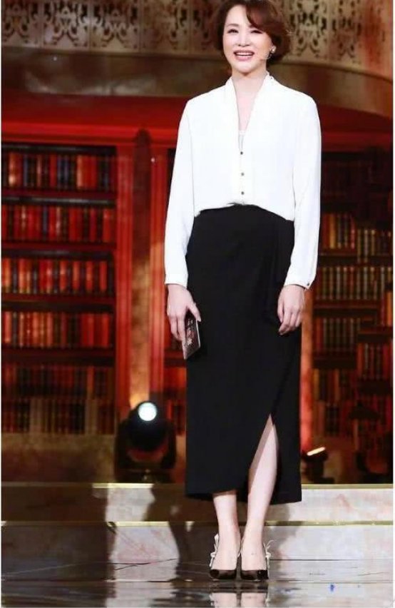 当41岁陈数同台44岁董卿，网友:终于见识到真正的气质脸长啥样了