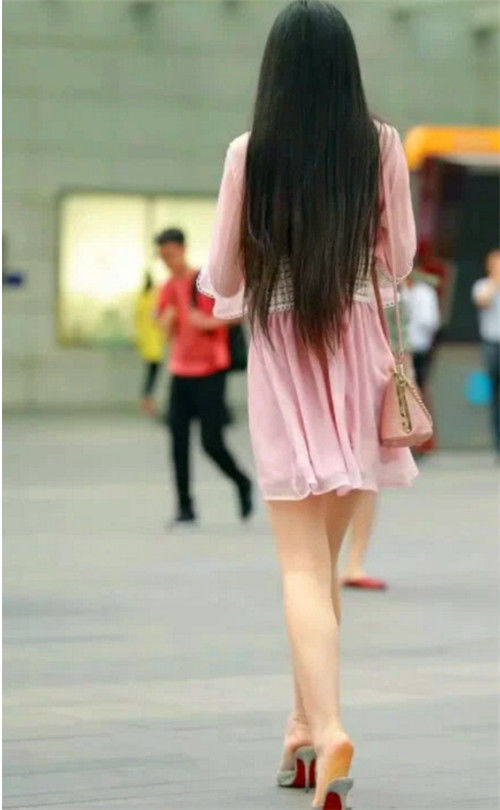 流露出■街拍:身穿粉色连衣裙的女神,流露出时尚的韵味,有种如沐春风的感觉