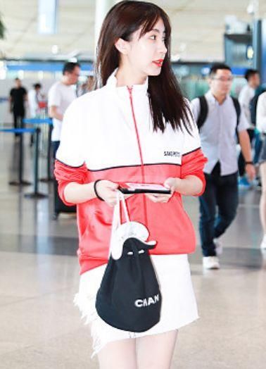 李菲儿真敢穿，上半身平平无奇，下半身却只裹了一块“破布”！