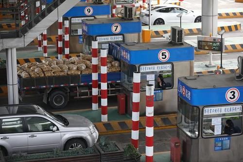  [人工车道]全国高速公路切换新系统首日：ETC收费车道通畅，人工