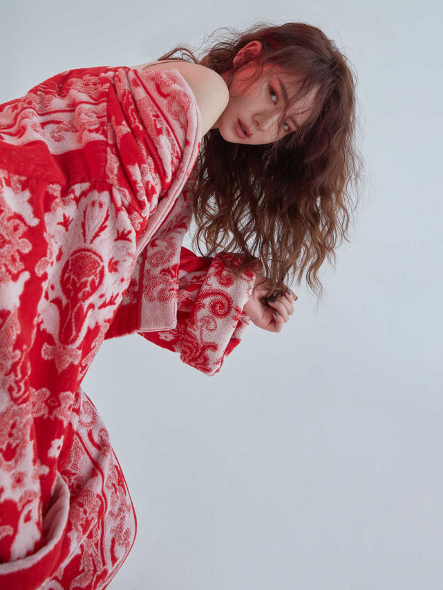 戚薇也太女人了，大花裙穿的不输迪丽热巴，“海藻头”更是绝了！