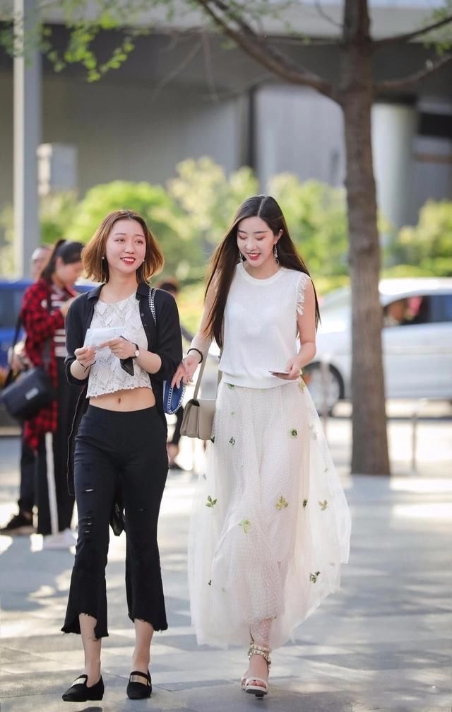 街拍丨你到底喜欢清纯的还是性感的？对照看下去就知道了！