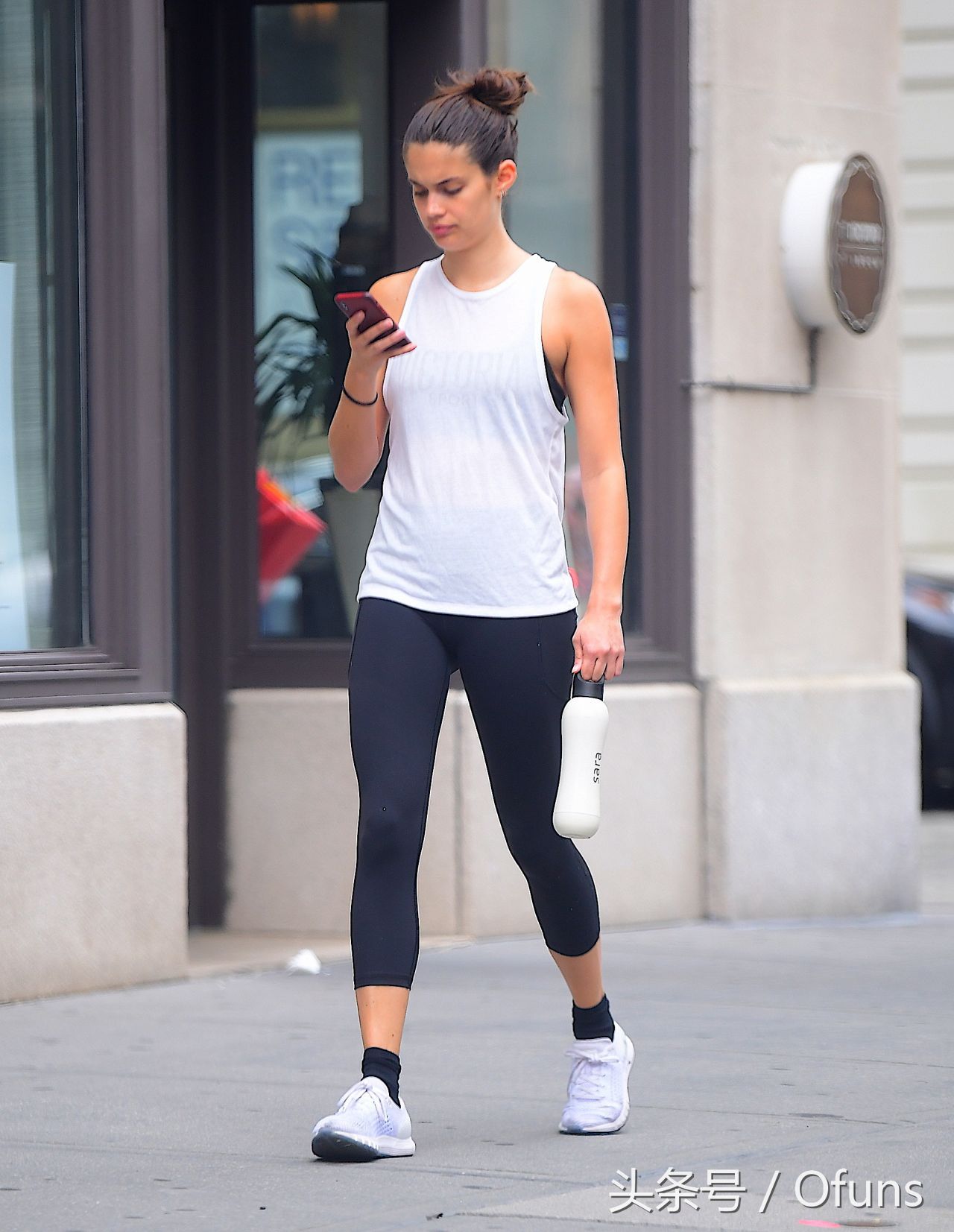 时尚扫街维密天使萨拉桑帕约，白衫紧身裤现身纽约出门健身