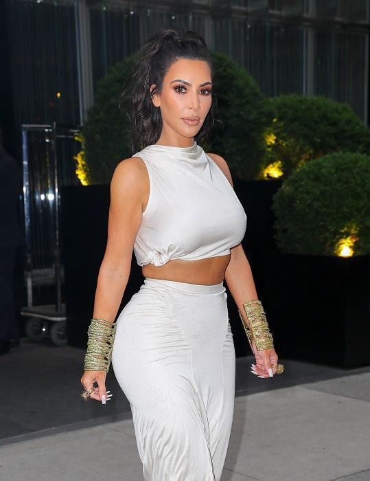 卡戴珊对自己真狠，这么紧的镂空蕾丝裙都硬塞，网友：看着都难受