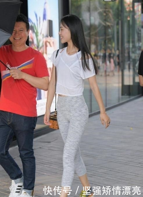  [小姐姐]路遇穿瑜伽裤的漂亮小姐姐，青春时尚的小姐姐，看看这一身材太标准了