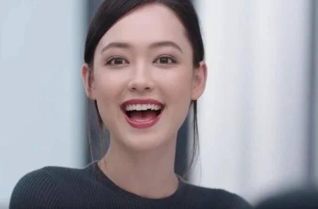  「竟然」香奈儿唯一的御用彩妆模特，竟然不化妆直接上场，看到素颜无话可说！
