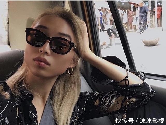  『小S』小S的奇葩穿衣又出现了，一袭粉色长裙配“大妈”墨镜，土到极致