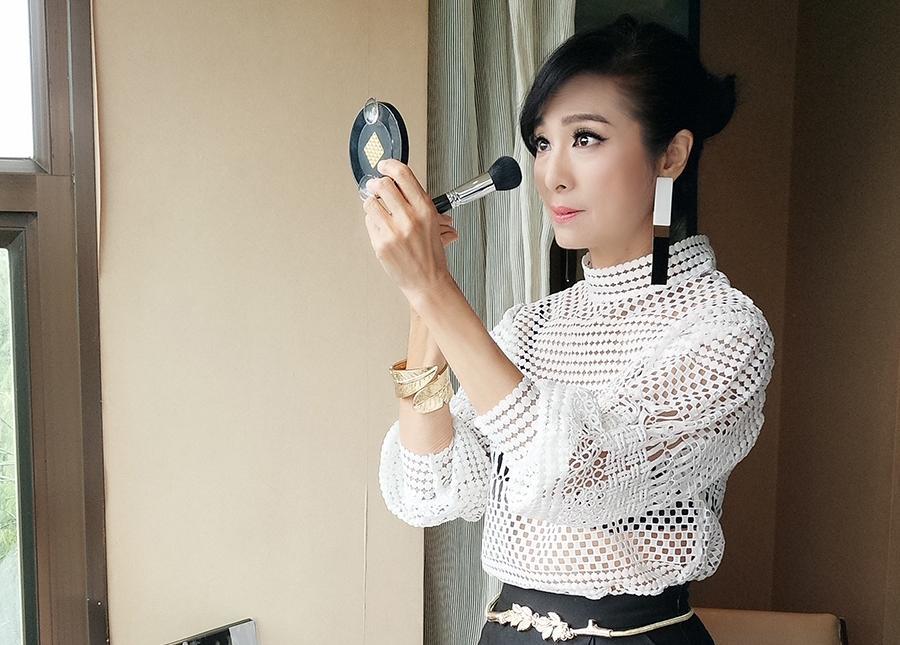 63岁米雪要逆天?穿刺绣连衣裙减龄不够,还扎了少女系的丸子头