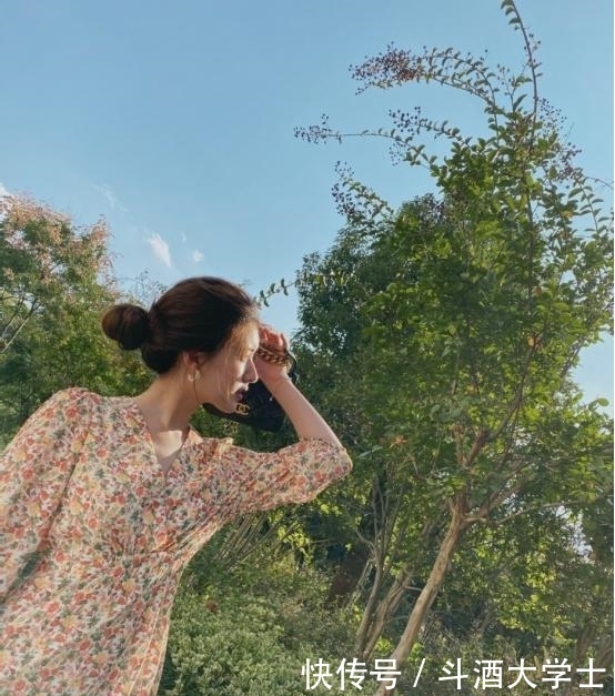  【于整体的穿搭】小裙子穿搭清新又时髦，是春季搭配的必备服装，学以下三点巨优雅