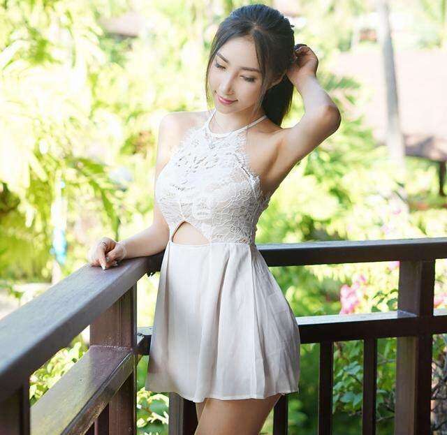 街拍: 镂空设计的吊带裙, 若隐若现很迷人