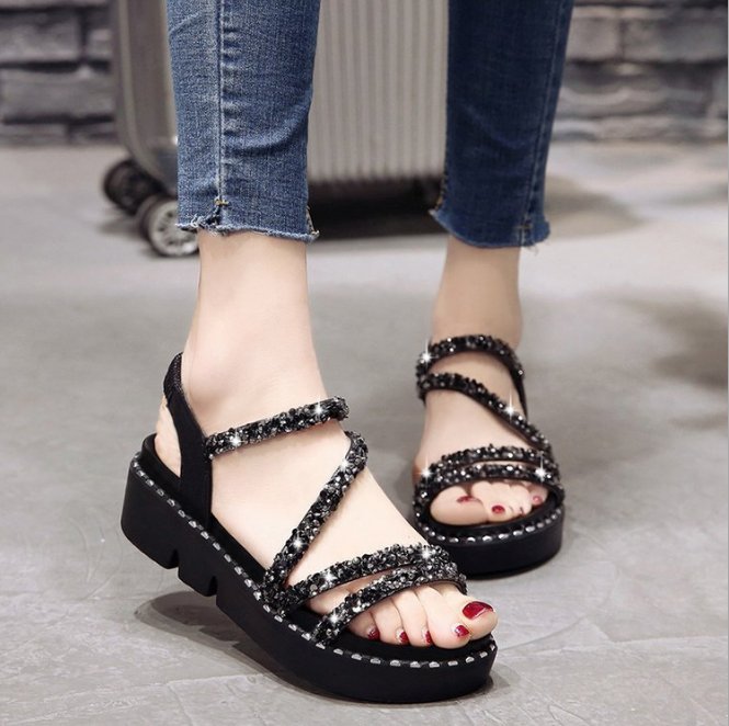 在女人眼里，这几款凉鞋小巧玲珑的设计，超显小女人的气息