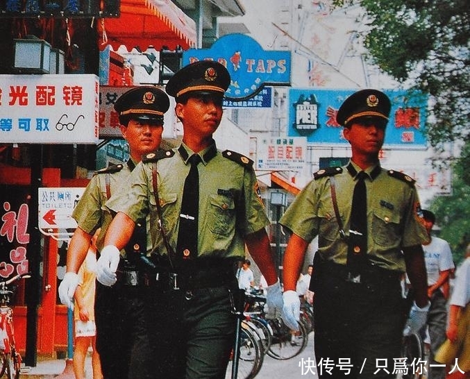 『警察队伍』凶恶的董雷逃跑以后,同伙石头,为何会继续留在出租房