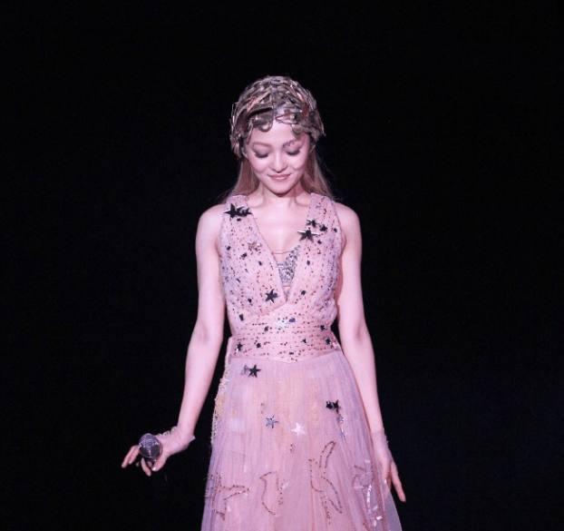 36岁张韶涵撞衫26岁热巴，差距有点大，一个像少女一个似女王