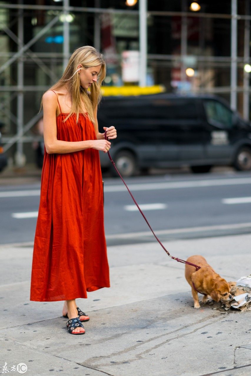 维密超模玛莎亨特一袭吊带红裙出街，画面温馨可人