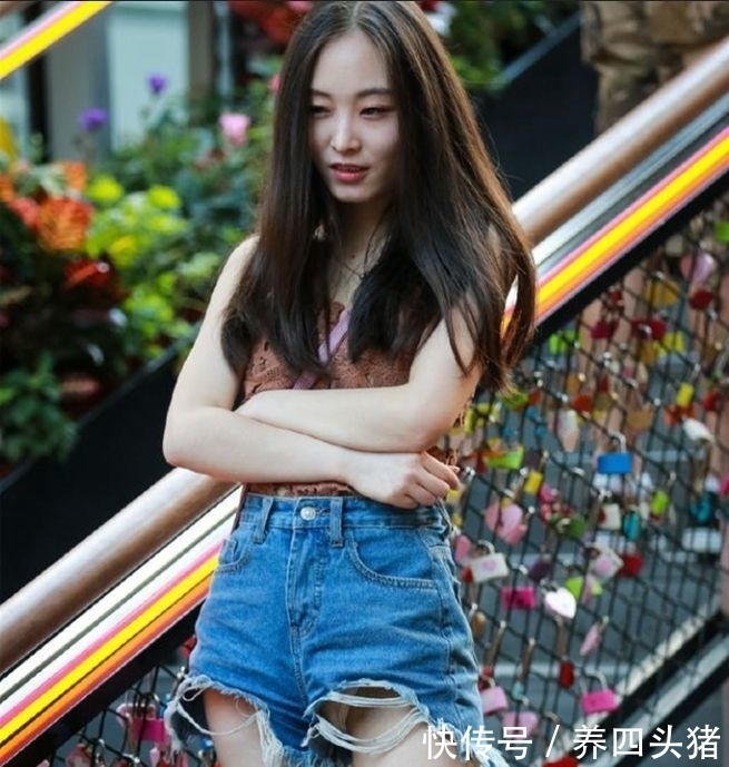  [秀色可餐]街拍：身穿吊带配短裙的小美女，肤如凝脂，秀色可餐