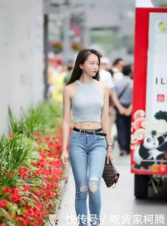 英姿飒爽:街拍:小姐姐军绿色连衣裙,成功的穿出了英姿飒爽的优雅美