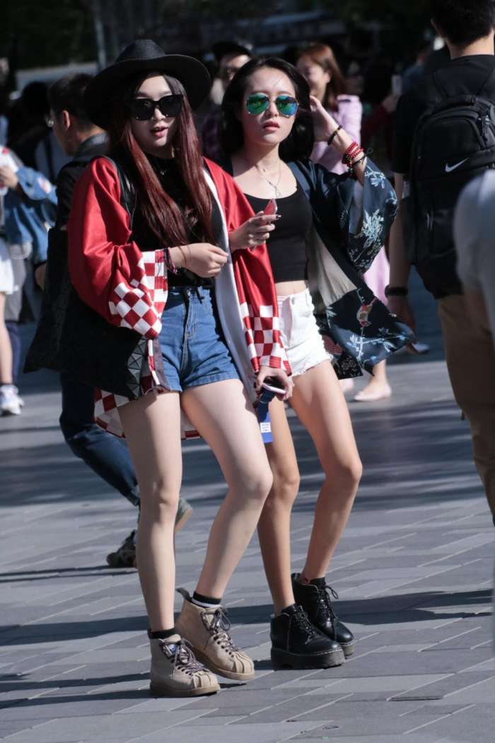 街拍: 时尚两姐妹逛街狂秀美腿, 夏天的味道越来越浓了