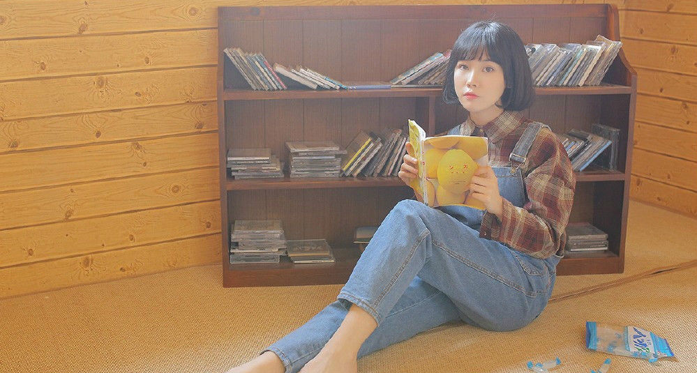 诱惑性感小妖精，修长的美腿让人流连忘返，可惜穿太多了