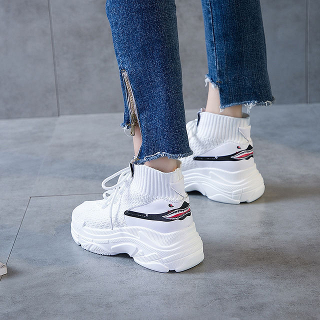 初秋正流行的“袜子鞋”，搭配牛仔裤，比高跟鞋还优雅，谁穿谁美