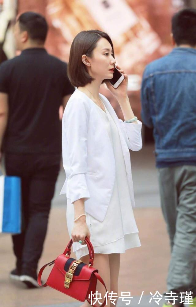 #清秀#路人街拍，小姐姐格外的清秀，穿彩色条纹连衣裙，清新唯美