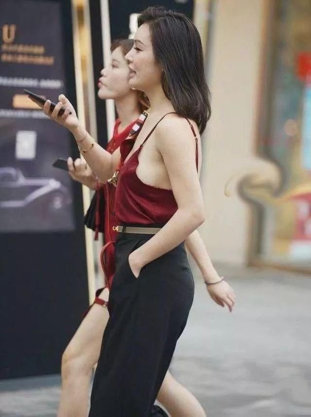 越来越多女明星“真空”出街，内衣真的这么讨厌?